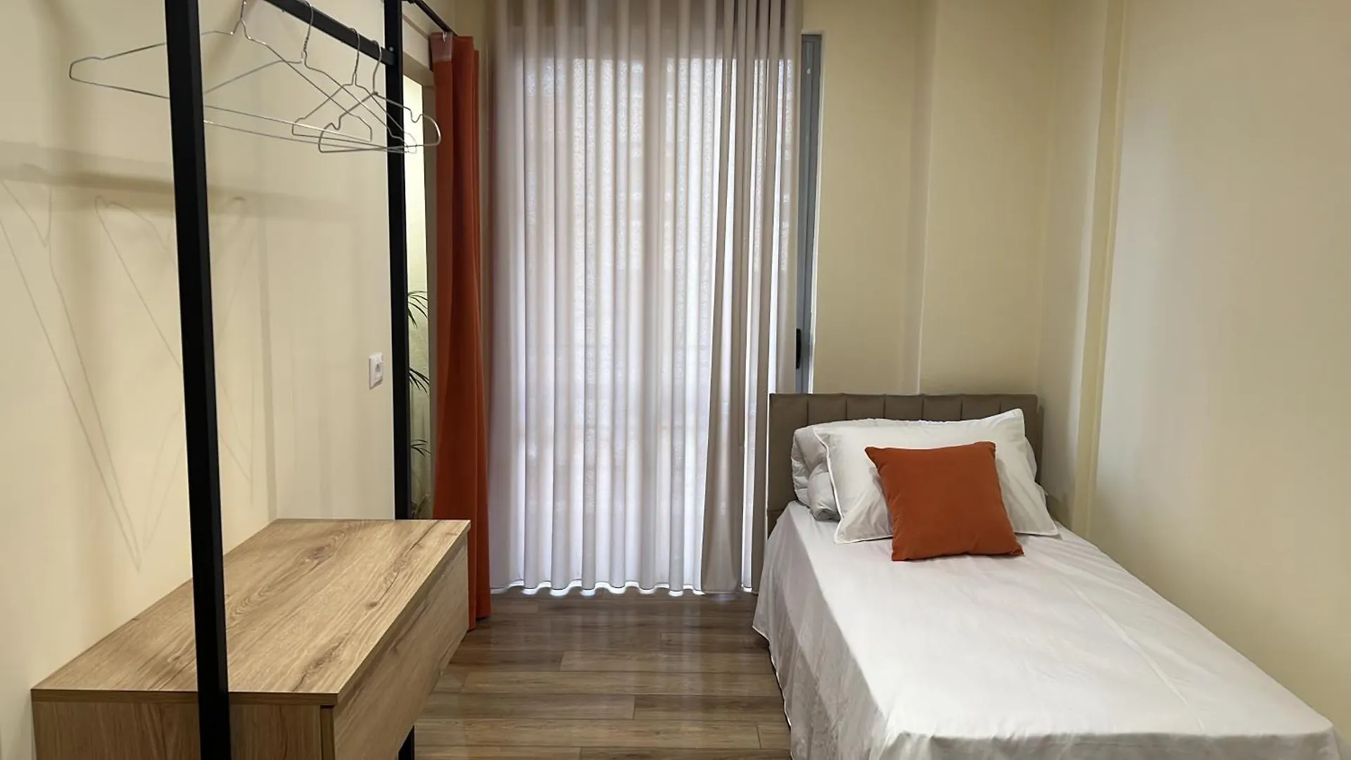 Sweet Yellow Palace, Pazari I Ri Tirana Albania