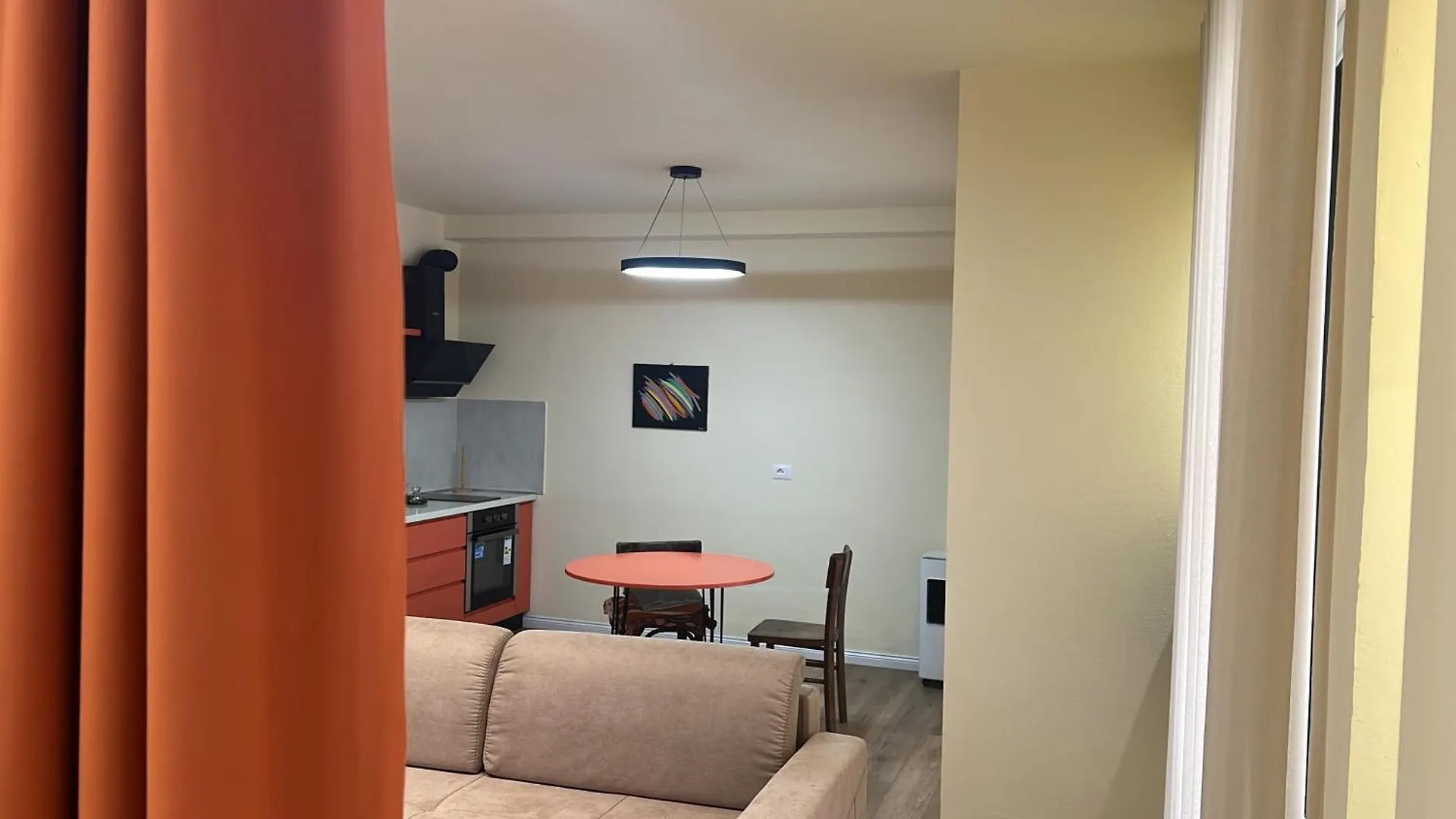 Sweet Yellow Palace, Pazari I Ri Tirana Apartment