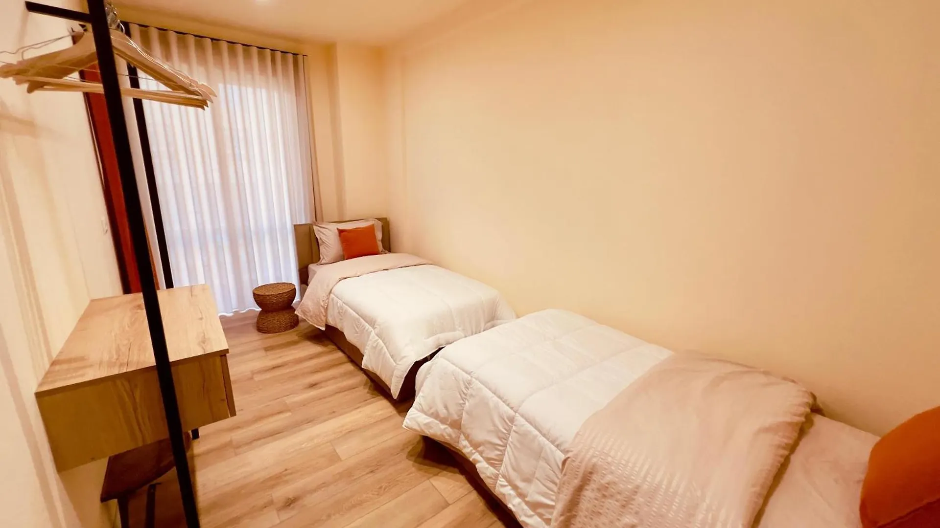 Sweet Yellow Palace, Pazari I Ri Tirana Albania