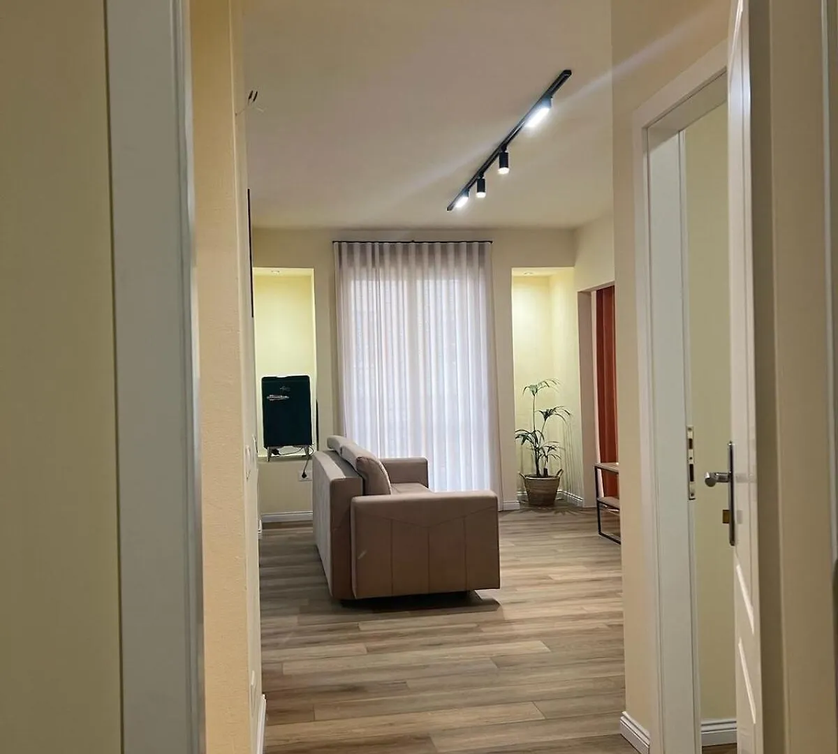Sweet Yellow Palace, Pazari I Ri Tirana